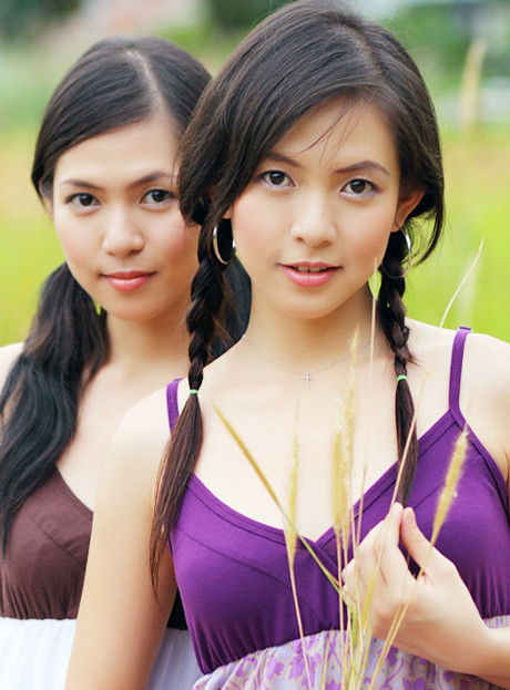 Với hàng chục cặp sinh đôi, cặp cao nhất đã ngoài 60, cặp nhỏ nhất mới 2-3 tuổi, ấp Hưng Hiệp Nằm, xã Hưng Lộc, huyện Thống Nhất (Đồng Nai) là làng nắm giữ kỷ lục có nhiều cặp sinh đôi nhất cả nước. Vào năm 2007, cả xã Hưng Lộc có hơn 60 cặp sinh đôi thì ấp Hưng Hiệp có tới 40 cặp. Từ đó, người ta gọi ấp Hưng Hiệp với cái tên “làng sinh đôi”. Đến nay, xã có gần 100 cặp song sinh thì Hưng Hiệp đã chiếm 70 cặp.