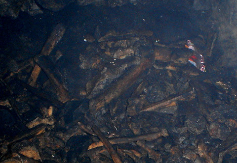 Một góc bể xương Chùa Thầy.