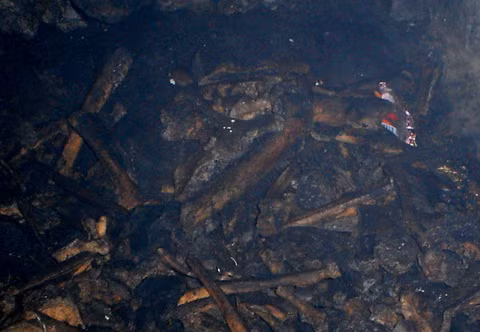 Một góc bể xương Chùa Thầy.