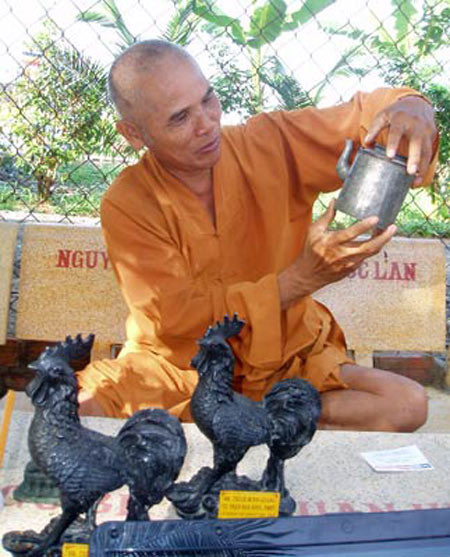 Sư thầy Minh Quang và tượng cặp gà.