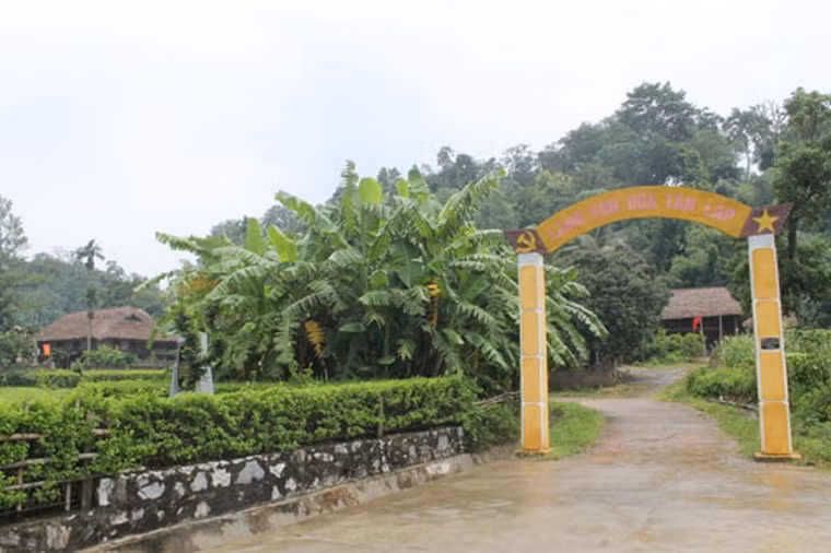 Làng Tân Lập, xã Tân Trào, huyện Sơn Dương, Tuyên Quang là ngôi làng duy nhất ở Việt Nam không có liệt sĩ. Qua nhiều năm chiến tranh, từ làng Tân Lập, đã có 104 thanh niên lần lượt lên đường ra trận, nhưng chỉ có 2 thương binh và 2 bệnh binh. Người già ở đây tin rằng, họ được các vị thần linh thiêng trong ngôi đình Tân Trào phù hộ nên tất thảy chiến sĩ ra trận đều đã lành lặn trở về. Làng Tân Lập ngày nay là di tích lịch sử nằm trong quần thể Khu Di tích Lịch sử Quốc gia đặc biệt. Ảnh: Đất Việt.