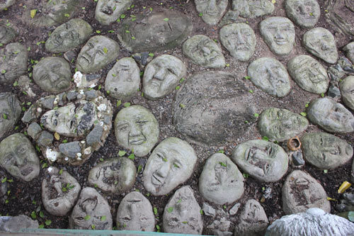 "Đầu người" la liệt trong vườn.