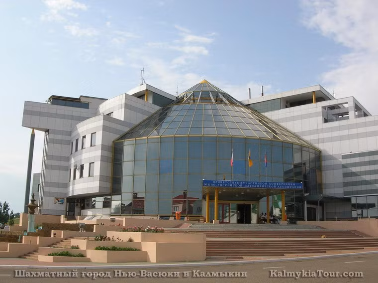 Elista có cả một quận mang tên Thành phố Cờ vua. Điểm nhấn của quận này là Cung điện Cờ vua, được dựng lên để tiến hành cuộc thi Olympic cờ vua toàn thế giới năm 1998. Được kiến thiết bằng kính theo hình căn lều mái tròn yurta truyền thống của dân du mục Kalmyk, Cung điện Cờ vua vừa là tổ hợp khách sạn, vừa là nơi tiến hành những cuộc thi đấu cờ cấp toàn quốc và quốc tế.