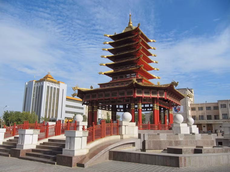 Có diện tích 76.000 km2 và dân số 300.000 người, Cộng hòa Kalmykia là một quốc gia tự trị nằm ở phía Nam Liên bang Nga, khu vực rìa Đông của châu Âu. Đây là lãnh thổ duy nhất ở châu Âu mà Phật giáo là tôn giáo chính và dân số chủ yếu là người gốc châu Á. Ảnh: Ngôi chùa mang tên Bảy Ngày trên quảng trường Lenin ở trung tâm thủ đô Elista của Kalmykia.