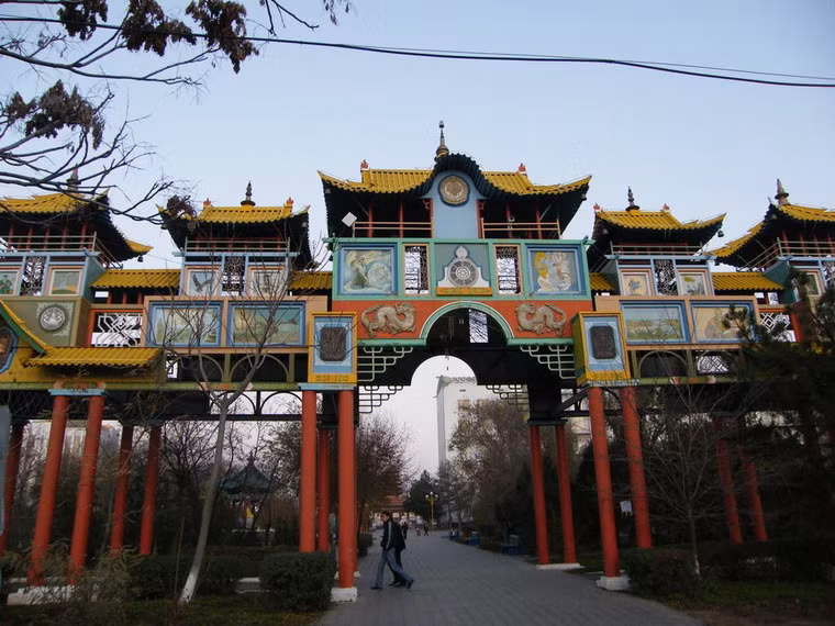 Trong thời kỳ của các Sa Hoàng Nga, Kalmykia ngày càng trở nên lệ thuộc và đã trở thành một phần của Đế chế Nga. Đến năm 1920, Kalmykia trở thành một tỉnh tự trị của nước Nga Xô Viết và năm 1935 được trao quy chế Cộng hòa tự trị. Sau khi Liên Xô sụp đổ, Kalmykia vẫn là một nước cộng hòa tự trị trực thuộc Nga. Ảnh: Cổng chào gần quảng trường trung tâm Elista.