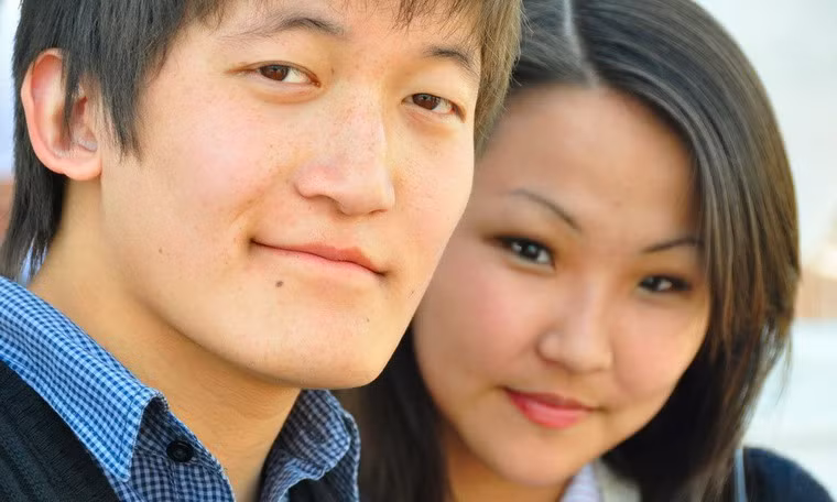 Người Kalmykia có ngoại hình của người châu Á thuần chủng với mái tóc đen thẳng, da vàng, mắt đen và gò má cao.