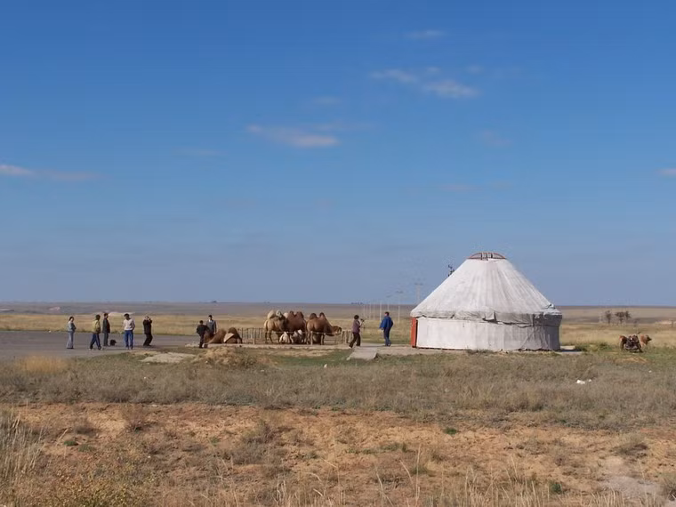 Ngày nay Kalmykia vẫn là một quốc gia nông nghiệp nghèo nàn, chủ yếu dựa vào hoạt động chăn nuôi trên các thảo nguyên cằn cỗi. Tuy nhiên nguồn trữ lượng dầu lửa và khí đốt dồi dào, chưa khai thác sẽ là thế mạnh đưa nước cộng hòa này vươn đến sự thịnh vượng trong tương lai.
