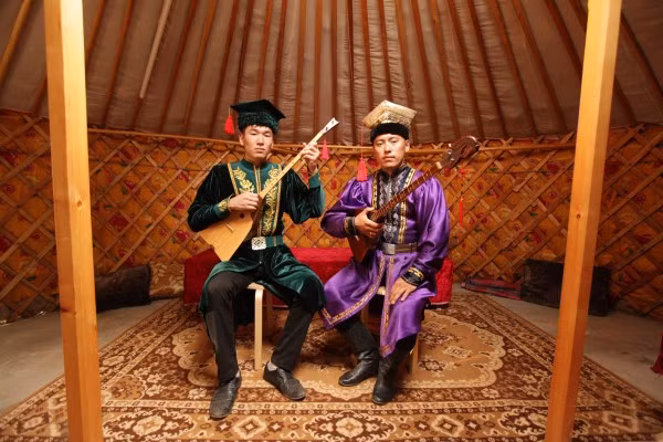 Người Kalmykia có một nền văn hóa dân gian độc đáo với các lễ hội, vũ điệu, âm nhạc, trang phục… truyền thống đặc trưng.