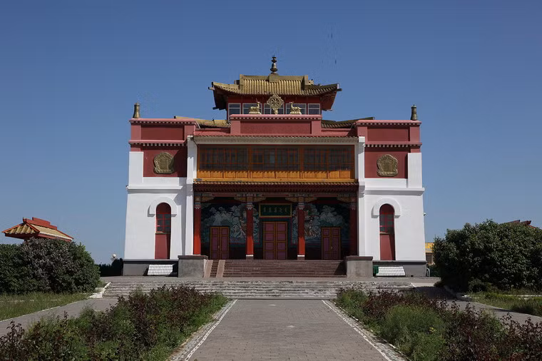 Ngoài ra, những điểm độc đáo về văn hóa, lịch sử của Kalmykia cũng là một lợi thế lớn để phát triển du lịch. Ảnh: Ngôi chùa Syakyusn Syume ở Elista. Ảnh: Internet. 