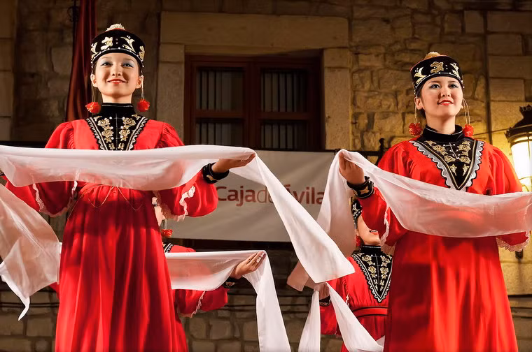 Về mặt lịch sử, họ là hậu duệ của các chiến binh Mông Cổ dưới trướng Thành Cát Tư Hãn, đến định cư tại khu vực Hạ Volga từ thế kỷ 13 và lập nên hãn quốc Kalmykia là một phần của Kim Trướng hãn quốc.