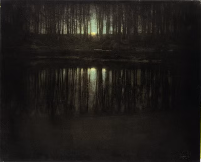 Bức ảnh "Lake in the Moonlight" chụp năm 1904 của họa sĩ trường phái ấn tượng Edward Steichen được bán với 2.928.000 USD. Tác phẩm này là một trong những bức ảnh màu đầu tiên của thế giới.
