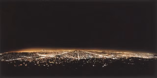 Một bức ảnh khác của Adreas Gursky là bức "Los Angeles", chụp năm 1998 đã được bán với giá 2.941.755 USD. Bức ảnh này chụp khung cảnh buổi đêm ở Los Angeles.