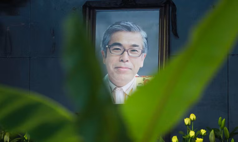 Trước đó, sáng 9/6/2013, trên đường đi công tác bằng xe máy, Tiến sĩ khảo cổ Nishimura Masanari (48 tuổi, thuộc ĐH Osaka, Nhật Bản) bất ngờ bị xe tải tông trúng trên QL 5 đoạn qua huyện Gia Lâm, Hà Nội. Dù được đưa đi cấp cứu kịp thời, song ông đã không qua khỏi. TS Masanari là người đã có 23 năm công tác và gắn bó với Việt Nam. Sự ra đi của TS Masanari đã khiến giới khảo cổ học bàng hoàng. Ảnh: VOV.