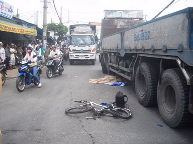 Ngày 9/9 vừa qua, ông Wayne Madison (55 tuổi), một người mang quốc tịch Mỹ là giáo viên ngoại ngữ ở Việt Nam, đã tử vong vì xe tải cán trong khi đạp xe ngắm cảnh trên đường Huỳnh Tấn Phát. Đây là một trong nhiều vụ tai nạn thương tâm của người nước ngoài ở Việt Nam những năm gần đây. Ảnh: Đất Việt.