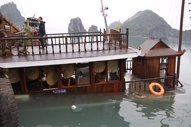 Sáng sớm 17/2/2011, tàu du lịch của công ty TNHH Trường Hải chở 21 hành khách đã bị chìm do thủng đáy tại khu vực đảo Ti Tốp - Vịnh Hạ Long (Quảng Ninh), khiến 12 du khách thiệt mạng. Các nạn nhân đều là người nước ngoài, mang các quốc tịch Anh, Mỹ, Nga, Nhật, Pháp, Thụy Điển, Thụy Sĩ. Ảnh: Giadinh.net.vn.