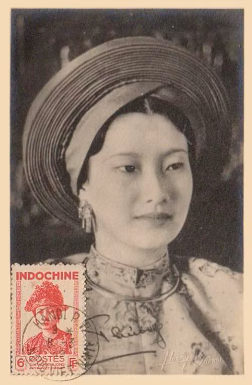 Chân dung Nam Phương Hoàng hậu trên một con tem.