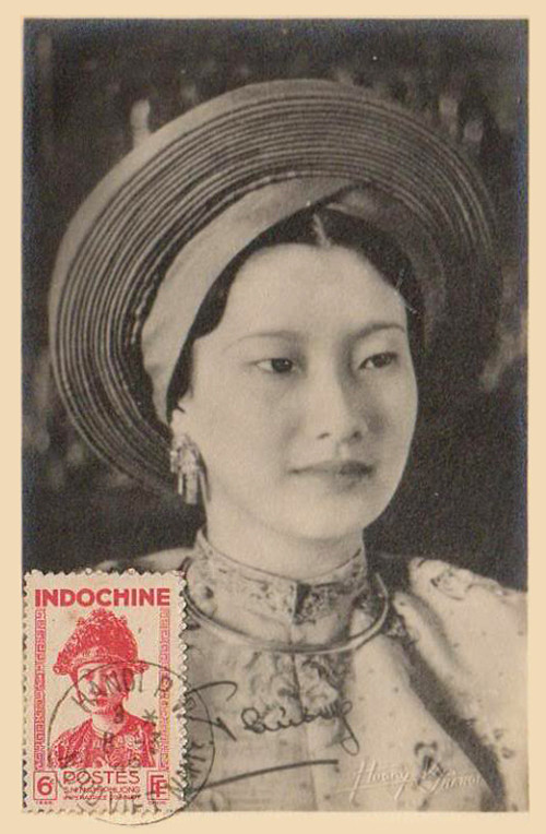 Chân dung Nam Phương Hoàng hậu trên một con tem.