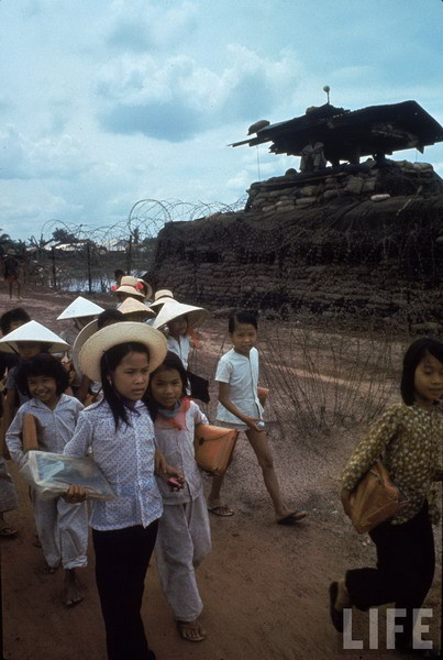 Em cũng được tạo điều kiện để đi học lớp 2 tại một ngôi trường ở Bến Cát.