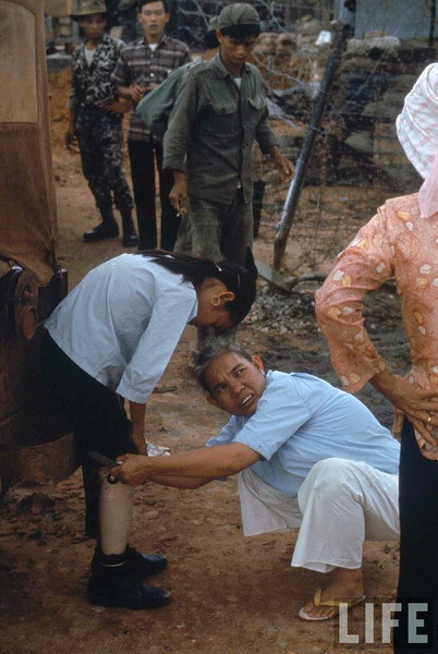 Mọi việc diễn biến rất nhanh. Trực thăng Mỹ xuất hiện và bắn xối xả. Ông lão trúng đạn chết ngay bên chiếc xe bò. Cô bạn tên Hải bị thương ở bụng, còn Tròn bị đạn găm vào chân. Em không có cảm giác đau mà chỉ cảm thấy bị tê liệt, và cố gắng lết ra khỏi khu rừng.