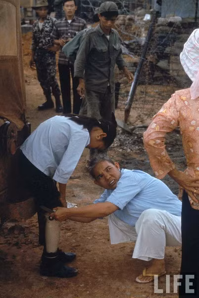 Mọi việc diễn biến rất nhanh. Trực thăng Mỹ xuất hiện và bắn xối xả. Ông lão trúng đạn chết ngay bên chiếc xe bò. Cô bạn tên Hải bị thương ở bụng, còn Tròn bị đạn găm vào chân. Em không có cảm giác đau mà chỉ cảm thấy bị tê liệt, và cố gắng lết ra khỏi khu rừng.