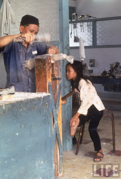 Vào thời điểm đó, Tròn và bố mẹ đang tản cư tại làng An Diên, gần căn cứ Lai Khê (nay thuộc địa phận huyện Bến Cát, tỉnh Bình Dương). Trước đó, ngôi làng cũ gần Sài Gòn nơi Tròn và gia đình sinh sống đã bị lính Mỹ xóa sổ do nằm trong vùng kiểm soát của quân Giải phóng.