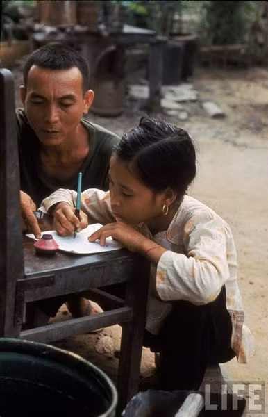 Tròn được bố giúp làm bài tập ở nhà.