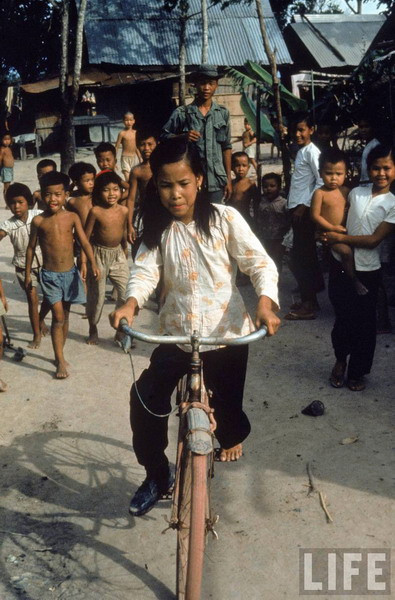 Dù phải chịu đựng thương tật vĩnh viễn, nhưng hiếm khi Tròn tỏ ra buồn bã hay bi quan. Em thậm chí còn tập đi xe đạp...