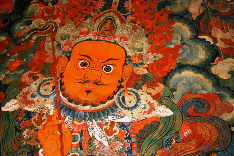 Hai bên cổng là tranh vẽ Tứ Đại Thiên Vương, được xem là tứ tướng hộ pháp của Phật giáo Mật tông – tôn giáo truyền thống của người Tây Tạng. Đây là những kiệt tác vô gia của nghệ thuật Tây Tạng: