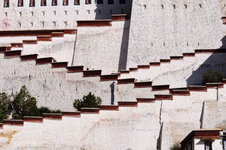 Sau khi bị hủy hoại vì những biến động lịch sử vào thế kỷ thứ 9, đến thế kỷ 17, cung điện Potala được Đạt Lai Lạt Ma đời thứ 5 Losang Gyatso cho xây dựng lại hoàn toàn với quy mô cực lớn. Việc xây cất kéo dài trong suốt 50 năm mới hoàn thành.