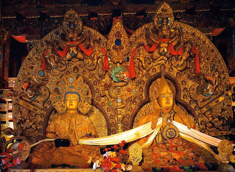 Trong cung điện bài trí hàng nghìn bức tượng to nhỏ – đúc bằng vàng, bạc, đồng... tạo hình rất sinh động. Trong ảnh là tượng Đức Phật Thích Ca bằng vàng ròng (trái) và Đạt Lai Lạt Ma thứ 5 Losang Gyatso bằng bạc (phải), được tạc từ thế kỷ 17.