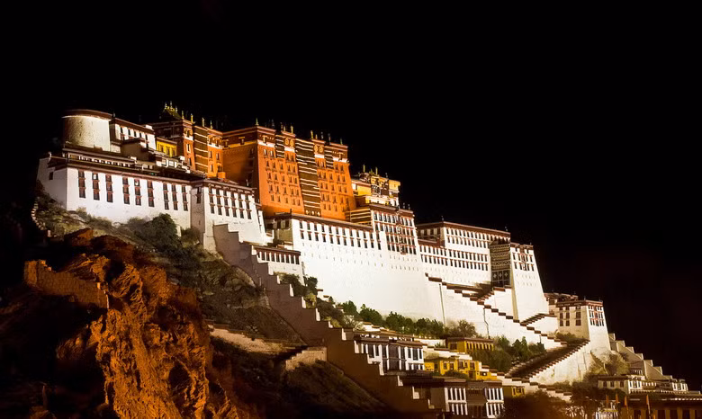 Cung điện Potala gồm 3 khu vực chính: Khu cung thành phía trước núi, khu cung thất trên đỉnh núi – gồm Hồng Cung và Bạch Cung, và khu hồ phía sau núi.