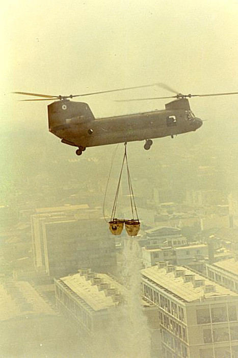 Chiếc máy bay tiếp cận vị trí đám cháy và xả nước.