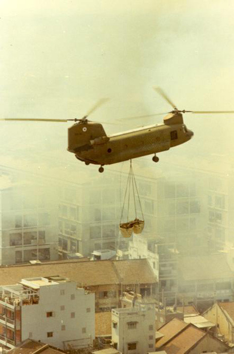 Trực thăng CH-47 “Chinook” của Mỹ có khả năng chở 7,6m3 nước một lúc.