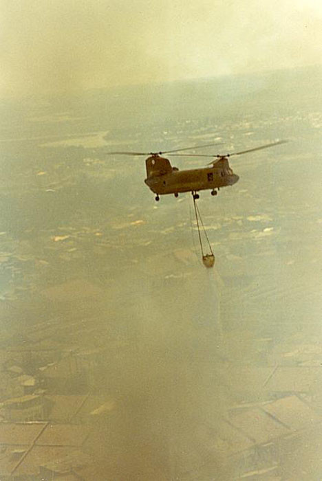 Phải thực hiện nhiều chuyến "múc nước", chiếc trực thăng mới khống chế được đám cháy.