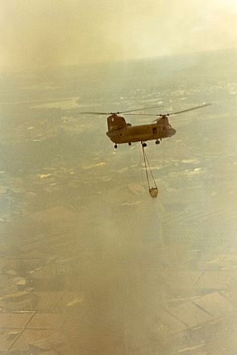 Phải thực hiện nhiều chuyến "múc nước", chiếc trực thăng mới khống chế được đám cháy.