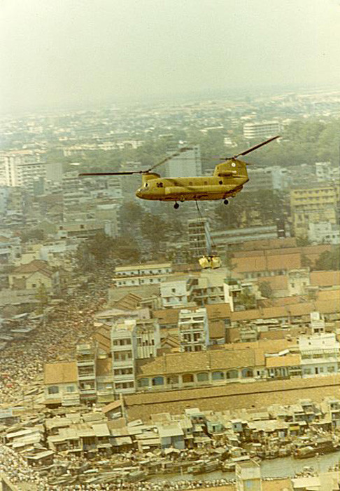 Người dân Sài Gòn tập trung rất đông trên các con đường gần đó để xem chữa cháy.