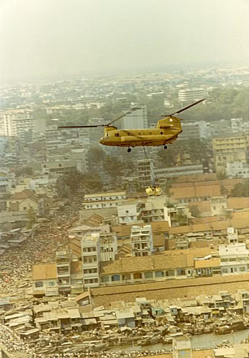 Người dân Sài Gòn tập trung rất đông trên các con đường gần đó để xem chữa cháy.