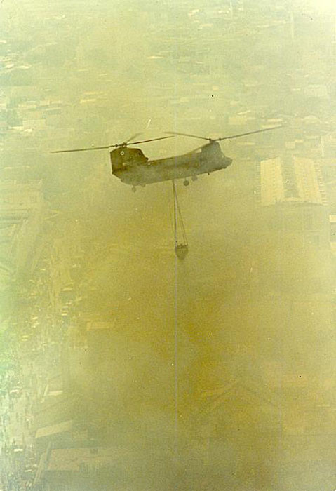 Trực thăng CH-47 là phương tiện cứu hỏa tối tân nhất thế giới thời điểm đó.