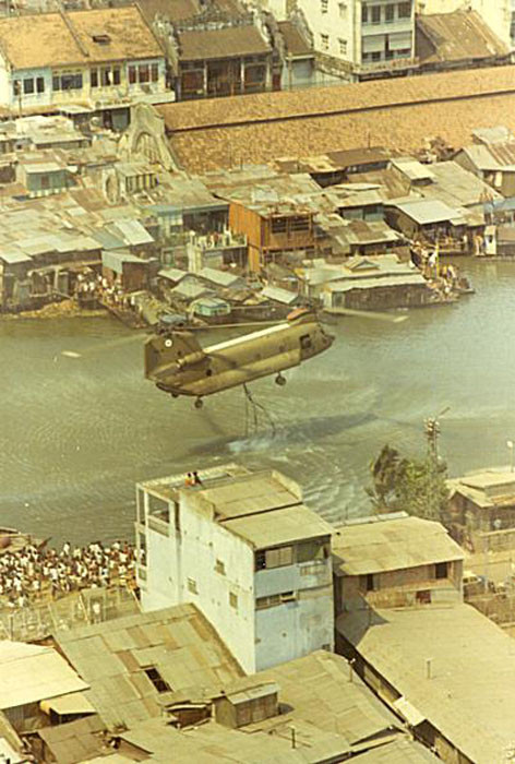 Chiếc trực thăng bay sát mặt nước để thả hai chiếc "xô" khổng lồ xuống nước...