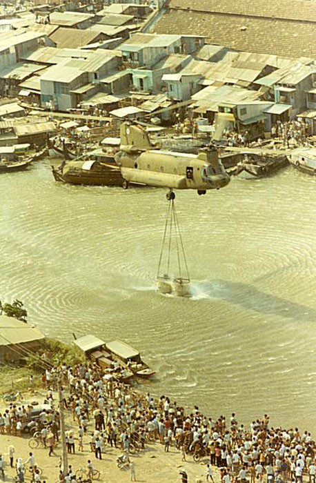 Một chiếc trực thăng cứu hỏa CH-47 “Chinook” của Mỹ đã nhận lệnh bay đi múc nước ở kênh Bến Nghé gần đó để chữa cháy.