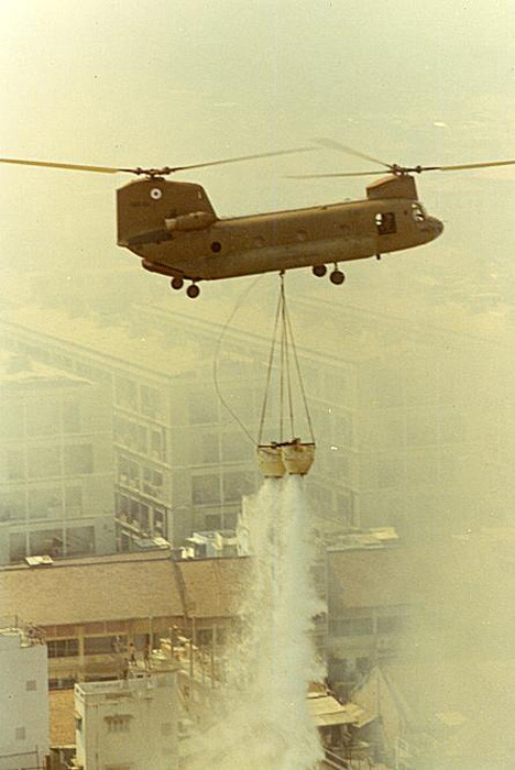 Một "thác nước" tuôn xối xả xuống đám cháy.