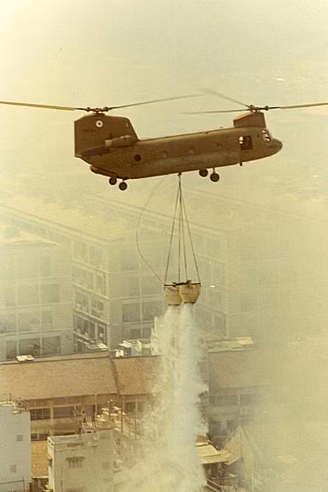 Một "thác nước" tuôn xối xả xuống đám cháy.