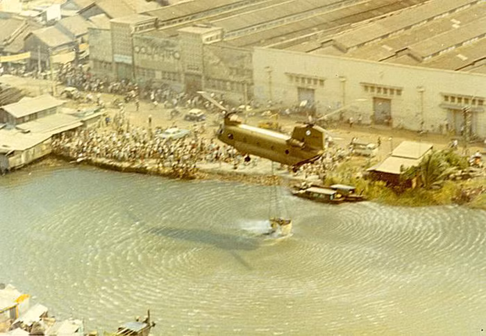 ...Rồi bay lên sau khi đã lấy được nước.