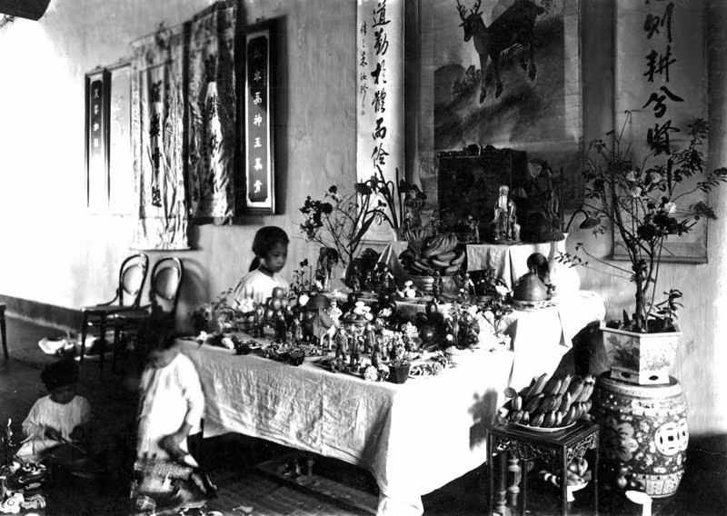 Mâm cỗ Trung thu với bánh trái, hoa quả... là tâm điểm của ngày lễ này. Mức độ "hoành tráng" của mâm cỗ sẽ thể hiện địa vị và sự giàu sang của người chủ nhà.