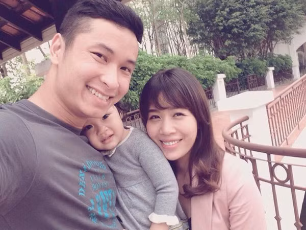 Diệp Chi. Kết thúc tình yêu 3 năm bằng một đám cưới với MC Trung Kiên, cặp vợ chồng MC Diệp Chi - Trung Kiên đã thêm phần hạnh phúc khi đón thành viên mới là bé Sumo.