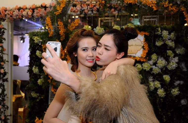 Hai hot girl - Huyền Lizzie và Hà Min - nhí nhảnh chụp ảnh tự sướng.