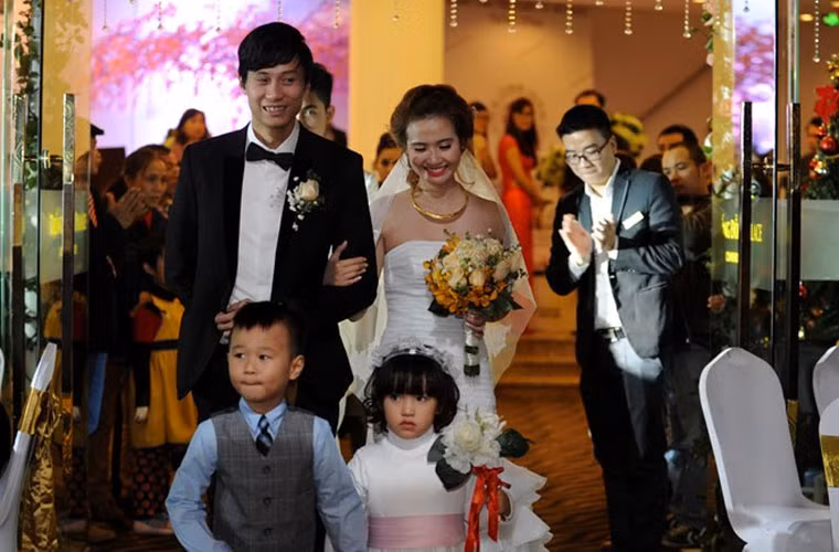 Cô dâu nhanh chóng thay sang chiếc váy cưới màu trắng, dáng quây, khoe đôi vai trần mịn màng.