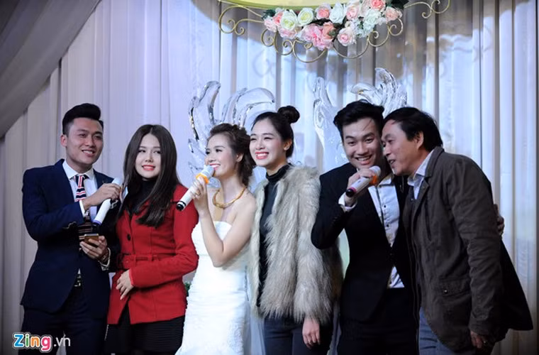 Diễn viên gạo cội Đỗ Kỷ cũng tới chúc mừng Huyền Lizzie. Ông cùng với các hot boy, hot girl lên hát mừng ngày hạnh phúc của cô dâu, chú rể.