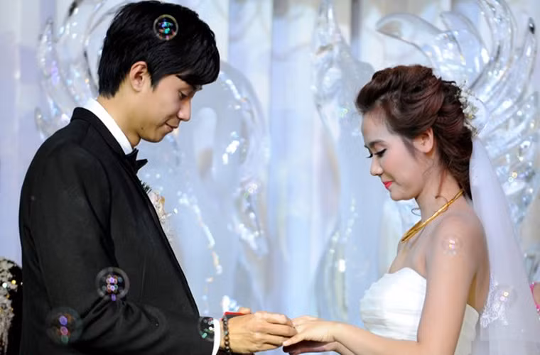 Cô dâu Huyền Lizzie bẽn lẽn khi chú rể trao nhẫn cưới.