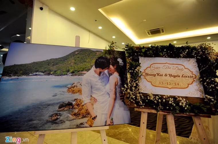 Trước đó, cặp đôi cùng ê-kíp hỗ trợ đã lên kế hoạch thực hiện bộ ảnh cưới đẹp và ấn tượng tại Đà Nẵng, Hội An và Thái Lan. Bức ảnh cưới trong khung cảnh nên thơ được Huyền Lizzie và ông xã phóng ra, đặt tại lối ra vào của tiệc cưới.